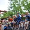 (mhä)   1970 wurde die Studentische Kindertagesstätte gegründet. In diesem Jahr feiert die Elterninitiative, die seit einigen Jahren Kita an der Löwenbrücke heißt, 45-jähriges Bestehen. Das nahmen ehemalige und aktuelle Kita-Kinder-, Eltern- und Erzieher zum Anlass, sich zu treffen, über alte Zeiten auszutauschen und zu sehen, wie sich die Kita über die Jahre verändert hat: Die Einrichtung, die von einem Verein getragen und von den Eltern selbst organisiert wird, hat inzwischen sieben pädagogische Mitarbeiter, eine Kindergarten- und eine Krippengruppe, wurde durch Anbauten mehrmals räumlich vergrößert und ist als Bewegungskindergarten zertifiziert. Unter den Ehemaligen war Clown Batschu, der mit seinem Programm auch noch die Kita-Kinder von heute zum Lachen und zum Staunen bringt.