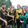 (ab)   Durch einen 3:1-Sieg im Finale gegen den TSV Unsleben hat die SG Heustreu/Hollstadt das Fußball-Pokalturnier der VG Heustreu im Rahmen des 50. Jubiläums der DJK Wargolshausen gewonnen. DJK-Vorsitzender Ewald Then (vorne rechts) überreichte den Pokal an die Siegermannschaft. Im Halbfinale hatte sich Heustreu/Hollstadt mit 3:0 gegegen den RSV Wollbach durchgesetzt, der TSV Unsleben hatte die SG Heustreu II/Hollstadt II mit 4:0 geschlagen. Das Elfmeterschießen um Rang drei gewann der RSV Wollbach 4:3 gegen Heustreu II/Hollstadt II.