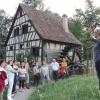Mühlenromantik: Die Ölschlagmühle aus Wiesthal im Spessart diente bei den Dreharbeiten im Fränkischen Freilandmuseum als Kulisse für das Märchen „Siebenschön“, wie Museumsleiterin Sabine Fechter (rechts) den Teilnehmern einer speziellen Führung erläuterte.