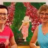 Ausstellungseröffnung: Bibliotheksleiterin Alexis Lender (links) und Claudia Ennulat vor ihrem Lieblingsbild eines kleinen Mädchens, das auch in der Ausstellung hängt.