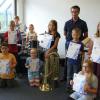 (sc)   Die Bläserklasse Hofheim hat beim Wettbewerb der Nordbayerischen Bläserjugend für Bläserklassen und Klassenmusizieren teilgenommen. Armin Schuler vom Musikbahnhof Gädheim, der Leiter der Bläserklasse (links), überreichte zusammen mit Grundschulrektor Helmut Ott jetzt die Urkunden für besondere Leistungen. Ott ist stolz auf das, was die Schüler geleistet haben. Denn die theoretische und praktische Prüfung samt Hörtest haben alle mit Bravour bestanden. Armin Schuler freute sich, dass sich auch für das kommende Schuljahr bereits 20 Schüler für eine Bläserklasse angemeldet haben. Ausgezeichnet wurden: Anton Mock (Trompete), Louis Först (Posaune), Julia Kurz (Trompete), Elena Schilling (Querflöte), Ben Höfler (Schlagzeug, alle Klasse 4a), Robin Dietz (Waldhorn, 4g), Amanda Will (Tuba, 3g), Emilie Kraus (Klarinette, 3d), Leon Schmöller (Euphonium), Maximilian Kohl (Trompete) und Marco Rasch (Trompete, alle 3a). Nicht im Bild Johannes Schweinfest (Euphonium, 4b) und Julian Mock (Saxophon, 6a Realschule).