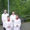 Andacht auf dem Großenberg: Pastoralreferentin Gabriele Michelfeit predigte bei „Zeit für Maria“ eindrucksvoll über das Loslassen. Mit im Bild Pfarrer Thomas Menzel und der Altardienst.
