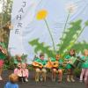 Am vergangenen Sonntag feierte der evangelische Kindergarten Pusteblume in Hellmitzheim sein 20-jähriges Bestehen. 20 Jahre Dienst im Kindergarten feierte Karin Poppner. Neben Bürgermeister Josef Mend, seinem Stellvertreter Ludwig Weigand und dem ehemaligen Pfarrer Klaus Schrader waren auch ehemalige Leitungen und Kolleginnen eingeladen. Mit einem festlichen Gottesdienst zum Thema „Glück“ wurde das Fest begonnen. Am Ende des Gottesdienstes verschwanden die Kinder und kamen mit einer Überraschung zurück: Jedes Kind trug sein Pusteblumen-T-Shirt, die mit Spenden der Firmen WSG, LZR, Schönheitspunkt und der Werbeagentur Schreiber finanziert wurden, teilt der Kindergarten mit. Am Nachmittag erfreute Alfred Büttner mit seinem Korbtheater nicht nur die Kinder, sondern auch die Erwachsenen mit seinem Stück „Ein Schnabel voller Glück“.