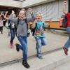 (lsw)   Die Schülerinnen und Schüler (von links) Michelle, Kim, Miguel, Oliver und Michael aus der ersten Klasse der Grundschule Langenenslingen (Baden-Württemberg) rennen am Dienstag aus dem Schulgebäude. Am Donnerstag beginnen in Baden-Württemberg die Sommerferien.