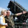 Steht die Mission vor dem Aus? Bundesverteidigungsministerin Ursula von der Leyen (CDU) bei der Besichtigung der Patriot-Anlage in Kahramanmaras mit Oberst Stefan Drexler (rechts), dem Kontingentführer des Einsatzkontingents Active Fence Turkey, im März 2014.