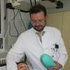 Gut versorgt: Beim jüngsten Arzt-Patienten-Seminar der Geomed-Klinik erläuterte Chefarzt Dr. Marcus Schley unterschiedliche Narkoseverfahren. Im Bild demonstriert er das Legen der Sauerstoffzufuhr vor der Vollnarkose.