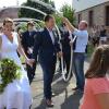 Erste Aufgaben: Magdalena und Stefan Braun mussten sich den Weg durch ein Schlauchspalier der Feuerwehr bahnen.