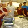 Mit dem Profi kochen: Chefkoch Michael Stimmler gehen Michelle, Vanessa, Selina, Julian und Dominik (von links) in der Küche der Mittelschule Gaukönigshofen zur Hand.