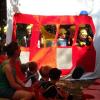 (jul)   „Ruf 112, 112 – die Feuerwehr eilt schnell herbei!“ Dieses Lied begleitete das Feuerwehrprojekt, das die Kinder im Kindergarten Hortus Mariae in Wiesentheid im April gestartet haben. Durch den Feuerwehrkommandanten Michael Rückel und einen Kollegen lernten die Kinder schon im Kindergarten viel über die Arbeit der Feuerwehr. Ein Besuch im Feuerwehrhaus beeindruckte die Kinder dann endgültig. Dass die Schläuche nach dem Gebrauch gewaschen werden, konnten die Kinder fast gar nicht glauben, schreibt der Kindergarten. Nachdem die Buben und Mädchen nun schon viel über die Rettungsaktionen der Feuerwehr wussten, war der nächste Schritt eine große Brandschutzübung im Kindergarten. Als Alarm aufheulte, ging es darum, so schnell wie möglich geordnet den Kindergarten zu verlassen. Es dauerte nicht lange bis die Feuerwehr da war. Aus dem Teamzimmer war Rauch zu sehen. Darum mussten die Feuerwehrmänner mit Schutzanzügen in den Kindergarten. Es galt eine Erzieherin zu retten, da sie sich noch im Kindergarten befand. Fasziniert waren die Kinder, wie jeder Handgriff bei den Feuerwehrmännern gesessen hat. Der Abschluss dieses Feuerwehrprojektes war die Aufführung der Kinder am Sommerfest (im Bild).