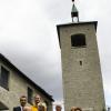 Glocken für die Kirche: Pfarrer Adam Possmayer nahm am Fuße des Kirchturms umgeben von einigen Spendern eine Spende von 9000 Euro aus der Hand von Kirchenpflegerin Monika Jacob entgegen.