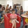 Die Gemeindebibliothek kennengelernt: Bücherrallye beim Ferienspaß in Schonungen. Mit im Bild die Mitarbeiterinnen der Gemeindebibliothek Anja Suhl (links) und Cornelia Walter.