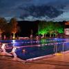 (mia)   Rund 950 Besucher nutzten am vergangenen Wochenende das warme Wetter beim Nachtschwimmen im Freibad Karlstadt. Vor allem Jugendliche und junge Erwachsene genossen das kühle Nass und die Musik von „Simon VDS“ aus Wiesenfeld, der in diesem Jahr zum ersten Mal am DJ-Pult beim Nachtschwimmen stand, heißt es in einer Pressemitteilung. Entsprechend gut war die Stimmung, und so wundert es nicht, dass die begeisterten Besucher bis 1 Uhr ihre Bahnen zogen, bevor dann um 2 Uhr die Tore des Freibades schlossen. Einige Gäste nutzen sogar die Möglichkeit bei diesem schon traditionellen Fest zu Beginn der Sommerferien, eine Geburtstagsparty zu feiern. So wurde zwischendurch nicht nur ein Geburtstagsständchen angestimmt, sondern auch eine Geburtstagstorte angeschnitten. Aber auch alle anderen Gäste kamen kulinarisch nicht zu kurz. Das Team des Rondellos und die Crew der städtischen Jugendpflege hatten Stängchen, Kuchen, aber auch Obst und andere Leckereien vorbereitet. Fehlen durfte auch nicht „Schuberts Garten“, die schon zur Stammbesatzung des Nachtschwimmens gehören und wieder Cocktails anboten. Rund um war es ein gelungener Abend, besser gesagt eine gelungene Nacht, schreibt die Stadt.