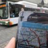 ILLUSTRATION - Ein Smartphone ist am 29.07.2015 vor einem Linienbus in Augsburg (Bayern) zu sehen. Ab Herbst bieten die Stadtwerke Augsburg kostenfreies WLAN in ihren Fahrzeugen an. Das Angebot startet in den Bussen, die Straßenbahnen folgen. Bayernweit ist dieser Service bislang einzigartig. Foto: Ulf Vogler/dpa (zu dpa KORR "Augsburger sollen in Bus und Tram surfen - Andere Städte warten ab" vom 06.08.2015) +++(c) dpa - Bildfunk+++