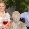 Werben für das Köhler-Weinfest in Dingolshausen: Weinprinzessin Karina Blaurock und Bürgermeister Lothar Zachmann.