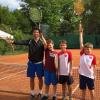 (pm)   Über fünf Siege in fünf Spielen freuten sich die Tennis-Bambinos der Altersklasse U 12 vom TC Gerbrunn. Damit wurde das Team in der Bezirksklasse 2 überlegen Meister. Das Bild zeigt die erfolgreiche Mannschaft: (von links) Trainer Danail Zhekov, Nicklas von Golitschek, Jakob Laewen, Anton Beyes.