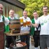 (ww)  O?zapft is: Süffiges Bier aus der Kauzenbrauerei Ochsenfurt floss in die Krüge und Kehlen. Bei optimalen Bierwetter startete das Biergartenfest am Samstagabend und lockte zahlreiche Besucher in den Biergarten nach Fuchsstadt. Darüber freuen sich Frank Hüttner, Christian Geiling, Brauereichef Karl-Heinz Pritzl, Stefan Düll, Vorsitzender der Dorfmusik und Andreas Dworschak, Vorsitzender des Sportvereins Fuchsstadt (von links). Heiß begehrt waren die Steckerlfische. Das gefällt nicht nur dem Brauereichef, denn die würzige Spezialität macht ordentlich Durst, sondern auch den Veranstaltern. Am Montag geht das Fest ab 18 Uhr in die letzte Runde, es gibt Knöchle mit Kraut. Ab 18.30 Uhr spielt Alleinunterhalter Rudi Siegler.