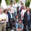 (th)   Ein Dutzend neue „Geprüfte Kräuterführer“ gibt es ab sofort im Landkreis Main-Spessart. In Zusammenarbeit mit dem Amt für Landwirtschaft, Ernährung und Forsten lernten die Aspiranten von April bis Juli die Grundlagen ihrer künftigen Tätigkeit. Schwerpunkte des Lehrgangs waren die Bestimmung von Wildkräutern, Pflanzensystematik, Ökologie, Naturschutz, Biotopkunde, Mythologie und Brauchtum. Außerdem stand die Anwendung von Wildkräutern in der Volksheilkunde sowie in der Küche auf dem Programm. Nach dem schriftlichen Test folgte eine praktischen Geländeprüfung in Hundsbach Hier mussten die Kandidaten ein während des Lehrgangs erarbeitetes Herbarium vorstellen und bewerten lassen. Zum Schluss überreichte der Würzburger Diplombiologe und Lehrgangsleiter Joachim Raftopoulo (links) den erfolgreichen Prüflingen ihr Zertifikat. Raftopoulo ist Referent der Kräuterschule Franken und hat in rund 30 Lehrgängen über 500 Kräuterführer in Unterfranken ausgebildet. Auch im kommenden Jahr ist ein Lehrgang im Landkreis Main-Spessart geplant. Informationen dazu erhalten Interessierte bei Raftopoulo   ab   September   unter  (0 93 67) 98 66 30. Die neuen Kräuterführer sind Birgit Fröhlich (Karlstadt), Maria Halbleib (Würzburg), Rosi Hofmann (Aura im Sinngrund), Jochen Kaaf (Karlstadt), Michaela Kübert (Karlburg), Peter Reichelt (Remlingen), Barbara Reinhardt (Steinfeld), Tanja Sauer (Eußenheim), Julia Sulo (Gemünden) und Simone Wingenfeld (Mühlbach).