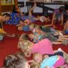 Alles war erlaubt bei dem Mitmachkonzert Rainer Wenzels: Sogar sich auf den Boden zu schmeißen, gehörte mit zum musikalischen Programm. Die Begeisterung ist den Kindern anzusehen.