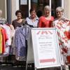 Engagement für den guten Zweck: Das Ladenteam des Frauenrotkreuz Gochsheim betreibt einen eigenen Laden. Von links: Elfi Schöner, Gerlinde Meder, Susi Karl, Rosel Klüspies, Bürgermeisterin Helga Fleischer, Helene Günzel, es fehlt Gisela Neugebauer.