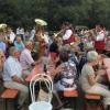 Auf Tuchfühlung mit den Fans: Bei der Polka „Schwarze Augen“ verließen die Musikanten das Podium vor der Kulisse des Wernecker Schlosses und mischten sich unter die zahlreichen Gäste.