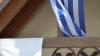 Die RV-Filiale Mechenried (großes Bild): Die Filialen Mechenried, Humprechtshausen und Aidhausen sollen geschlossen werden. Sichtbarer Protest dagegen am Aidhäuser Bankgebäude – mit griechischer Flagge und Plakat (kleines Bild).