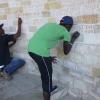 Hochkonzentrierte Arbeiter: Jamba Suwaneh (links) und Modou Lamin Bozang.
