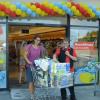 (new)   Früh um 8 Uhr konnten es einige Besucher gar nicht erwarten, bis sich endlich die Tür zum neuen dm-drogerie markt in der Saalestraße öffnete. In Windeseile hatten die Kunden das 650 Quadratmeter große Areal für sich erobert und bildeten an den Kassen Schlangen, deren Ende nur zu erahnen war. Mit Luftballons und alkoholfreiem Sekt wurde gefeiert, dass es nun mit dieser Filiale neben tegut einen zweiten dm-drogerie markt in Bad Neustadt gibt über den dm-Laden hinaus, der in der Innenstadt seit fast 24 Jahren ansässig ist. Filialleiterin Katharina Werner und ihr Team boten am neuen Standort zur Begrüßung ein Gewinnspiel und einen zehnprozentigen Willkommensrabatt an, der noch bis Samstag, 22. August, gewährt wird.