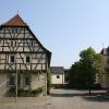 Planung vorangetrieben: Zwischen dem Rathaus (links) und der Grundschule (rechts) soll der Anbau des Rathauses entstehen, über dessen Fassadengestaltung im Gemeinderat abgestimmt wurde.