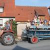 (mm)   Mit einem alten Güldner-Traktor des Baujahres 1951 und einem großen Leiterwagen fuhren die Ferienkinder von Altmannsdorf über den Zabelstein zum Waldspielplatz. Hier konnten sich die 18 Kinder austoben und hatten jede Menge Badespaß mit Wasserschlachten. Zusätzlich gab es Geschicklichkeitsspiele. Ricky Ditzel, Ortssprecher und Vorsitzender der Altmannsdorfer Feuerwehr fuhr das Gespann mit den Kindern, Wolfgang Roth, Vorsitzender der Feuerwehr des Nachbardorfes Hundelshausen, hatte derweil die Aufsicht auf dem Anhänger übernommen. Am Waldspielplatz gab es noch Unterstützung durch Ivonne Hauck aus Hundelshausen und Anja Kram aus Altmannsdorf. Später gab es für die Kinder ab 17 Uhr im Feuerwehrhaus Bratwurst, Pommes frites und Eis.