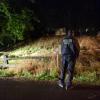 Polizei steht am Dienstag vor einem abgesperrten Gelände an einem Bauernhof in Lampersdorf (Sachsen). Bei der Suche nach der vermissten Anneli hat die Polizei eine grausige Entdeckung gemacht. Jetzt steht fest: Die 17-Jährige ist tot.