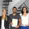 Freudige Gesichter bei der Wirthwein AG: Im Bild (von links) Personalleiter Massimo DeVivo, Ausbildungsbeauftragte Carina Kuhn, die beiden neuen spanischen Azubis Jonatan Castro Saura und Maria Dolores Sánchez Martínez mit ihren Ausbildungsverträgen sowie stellvertretender Fertigungsleiter Markus Kropp.