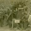 Stiefelpflege: Der Geiseschuster (Wendelin Geis) aus Frankenheim sandte dieses Foto 1915 aus dem Feld nach Hause in die Rhön.