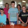 Starker Nachwuchs: Jungzüchter aus Bergrheinfeld und Großlangheim präsentieren bei der Jungtierschau des Großlangheimer Kleintierzuchtvereins ihre diesjährigen Exemplare. Über die Zuchterfolge freuen sich auch Ausstellungsleiter Thomas Wallrapp, Großlangheims 2. Bürgermeisterin Heike Sterk, Schirmherrin Doris Paul und Vereinsvorsitzender Willi Habermann.