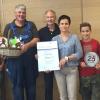 (ein)   Seit 25 Jahren arbeitet Alfons Glöckner bei der Firma Jung Metallbau in Schwanfeld. Seinem langjährigen Mitarbeiter dankte Werner Jung für die gute und vertrauensvolle Zusammenarbeit. Glöckner arbeitet als Schlosser und überwiegend als Montagevorarbeiter. Diese wichtige Aufgabe erfüllt er mit höchster Zuverlässigkeit. Er und viele weitere Mitarbeiter sind ihrem Betrieb seit vielen Jahren treu geblieben. Auch das, so eine Mitteilung des Unternehmens, zeichne die Firma Jung aus. Im Bild (von links) Holger Schäflein, Alfons Glöckner, Werner Jung, Sonja Jung, Simon Jung und Rita Jung.