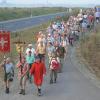Unterwegs zum Kreuzberg: Pilgerführer, Kreuzträger und Fahnenträger aus Ochsenfurt und Umgebung machen sich wieder auf den Weg in die Rhön. Unser Archivbild entstand 2007 bei bei Arnshausen.