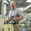Höchste Konzentration: Bei der Millimeterarbeit für die Nobelkarossen kann sich niemand Fehler leisten.