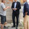 Ein Leerstand weniger: Bauherr Olaf Ernst (links) mit Bürgermeister Matthias Bäuerlein und Verwaltungschef Günther Brandt.