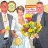 Karpfen-Spezialisten: Geschäftsführer Rüdiger Eisen (Aischgründer Karpfenschmeckerwochen), Karpfenprinzessin Katrin I. und stellvertretender Landrat Norbert Kirsch bei der Eröffnung der Karpfenschmeckerwochen.
