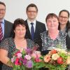 Ehrung für Katrin Hilpert und Cornelia Fehringer (von links) bei der Genobank: Ihnen gratulierten (hinten, von links) Thomas Fischer, Markus Merz, , Mathias Gerstner, , Annika Traut und Tobias Herzog.
