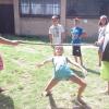 (ret)   Sommer, Sonne, Strand und Partytime hieß es beim Ferienprogramm der Jungen Union Unterpleichfeld auf dem Grillplatz am Wasserhäusle in Unterpleichfeld. Sommerliche Outfits, Fruchtcocktails und Partyhits sorgten für eine lockere Urlaubsatmosphäre. Bei schönem Wetter konnten die Kinder im Alter von sieben bis zwölf Jahren bei zahlreichen Spielen wie Twister, Limbo (im Bild) oder Planenrutschen ihre Geschicklichkeit, Schnelligkeit und Teamgeist zeigen. Nach einer Wasserschlacht stärkten sich alle mit Bratwürsten und Fruchtsäften. Der Abschluss des Ferienprogramms bildete eine spannende Schatzsuche mit süßer Beute.
