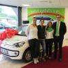 (mia)   Über einen VW Up für die nächsten zwölf Monate freut sich Nadine Schwan aus Thüngersheim, heißt es in einer Pressemitteilung. Radiomoderatorin Dany Füg vom Charivari-Muntermacherteam hat sie am Samstag aus rund 170 Teilnehmern im Auftrag der Firma Möbel Hornung aus Zellingen als Gewinnerin ausgelost. Nadine Schwan muss für den Kleinwagen nur die Benzinkosten übernehmen. Um Vollkasko-Versicherung, Steuer, Service und Winterreifen kümmert sich das Möbelhaus Hornung. Besonders freut sich die junge Mutter darüber, dass es sich bei dem Wagen um einen Vier-Türer handelt. Das macht das Anschnallen ihrer beiden drei und fünf Jahre alten Kinder im Kindersitz wesentlich einfacher. Im Bild Gewinnerin Nadine Schwan, Glücksfee Dany Füg von Radio Charivari, Möbel Hornung Marketing-Leiterin Beate Kunkel und  Assistent der Geschäftsleitung Alexander Dallinger.