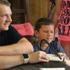 Am Anfang steht die Säge: Zuerst mussten die Kinder handwerkliches Geschick beim Aussägen der Deltaflügel zeigen. Markus Wessely (links) assistierte dabei den jungen Raketenbauern, im Bild Kilian.