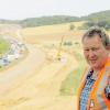 Blick über sein Reich: Manfred Neugebauer ist Sachbereichsleiter für Planung und Bau auf der Autobahnbaustelle der A 3 bei Wertheim. Seit 1992 arbeitet er bei der Autobahndirektion Nordbayern, die den sechsspurigen Ausbau plant.