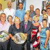 Gut eingelocht: Die Preisträger beim Polisina-Golfturnier mit den Gesamtsiegern Rainer Dehn und Claudia Habermehl, in der Mitte Sponsor Konsul Hanns Meier, vorne rechts Vizepräsident Eckhard Himmel.