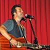 Auftritt im Kino: Songwriter Markus Rill in den Burg-Lichtspielen in Mühlbach.