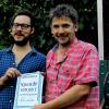 (gz)   Beim Open-Air-Akustikkonzert „Lauschmusik“ des Veitshöchheimer Jugendbahnhofs gab es auch eine Spendenübergabe: Biergarten-Wirt Wolfgang Plinske (rechts) spendete 300 Euro für die Jugendarbeit im JUZ. Darüber hinaus bewirtete er alle ohne Bezahlung auftretenden Musiker und die Organisatoren aus dem JUZ. Wie Plinske sagte, unterstütze er gerne die Jugendarbeit im Ort, war er doch früher im Würzburger Falkenhof-JUZ aktiv und hat selbst drei Kinder. So ist der seit einigen Jahren im Altort ansässige Inhaber eines Planungsbüros für Bau-/Ausbau und Sanierung auch Vorsitzender des Förderkreises des Gymnasiums Veitshöchheim. Daneben fühlt sich der 49-Jährige auch zum Gastwirt berufen und hat seit Frühjahr 2013 den Biergarten an der Mainuferpromenade zu einem Ausflugsziel gemacht.