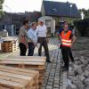 Baustelle am Neßtfellplatz: Vor dem Schönbornsaal in Wiesentheids Ortsmitte wird ein Parkplatz angelegt. Beim Ortstermin (von links): Richard Scheller vom Bauamt der Verwaltungsgemeinschaft, Bürgermeister Werner Knaier und Dietmar Rohmfeld vom zuständigen Ingenieurbüro.