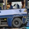 Zerstört: die rechte Seite des Schulbusses nach dem Aufprall des Baustellen-Lkw. Bei dem Unfall am Donnerstagmorgen wurden 21 Personen verletzt.