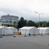 Zeltdorf als Reserve: Bis die Zeller Maintalhalle (hinten) bezugsfertig ist, sollen eventuell schon vorher ankommende Flüchtlinge vorübergehend in beheizbaren Zelten untergebracht werden.