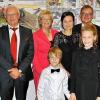 Ein Familienunternehmen feiert: Das 25-jährige Betriebsjubiläum wurde gemeinsam mit Mitarbeitern und Geschäftspartnern gefeiert. Im Bild von links Harald und Helga Weigand, Rudolf und Claudia Weigand, Anja und Marco Weigand mit den Kindern Ida und Emil, Dorothee Bär, Staatssekretärin für Verkehr und digitale Infrastruktur, und der Vertreter des Kooperationspartners Indus Holding AG, Johannes Schmidt.
